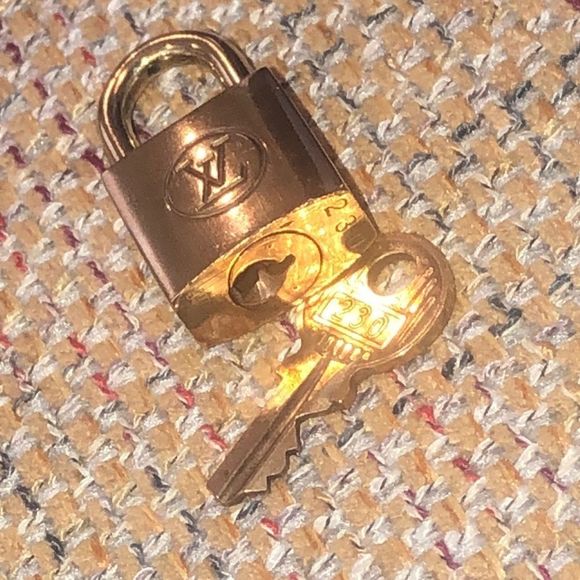 Vintage LV Louis Vuitton Padlock Lock & Key 230 - Picture 12 of 15